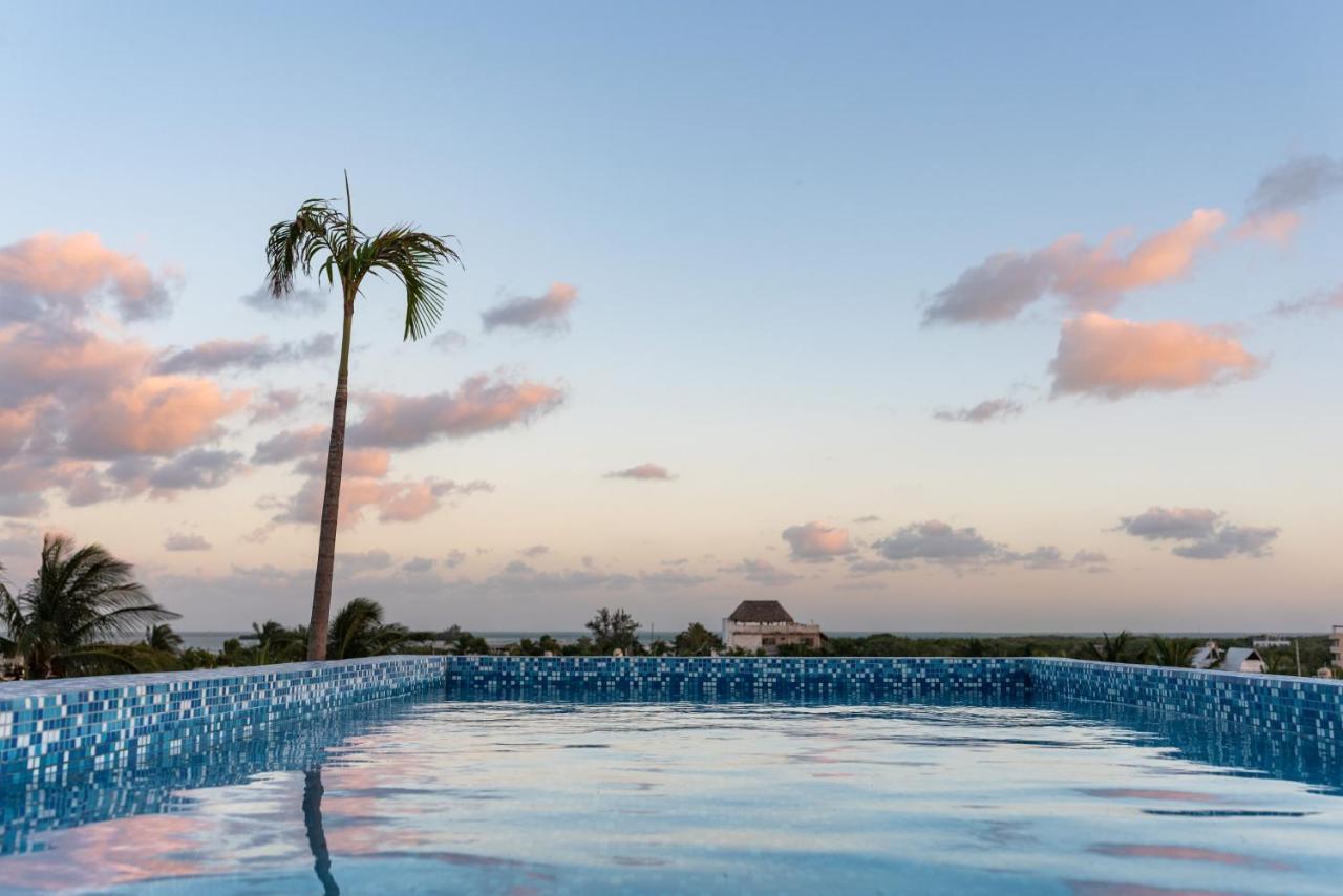 Hotel Mayari Holbox Ngoại thất bức ảnh Infinity pool at the Grand Palladium Hotel, Playa del Carmen, Mexico