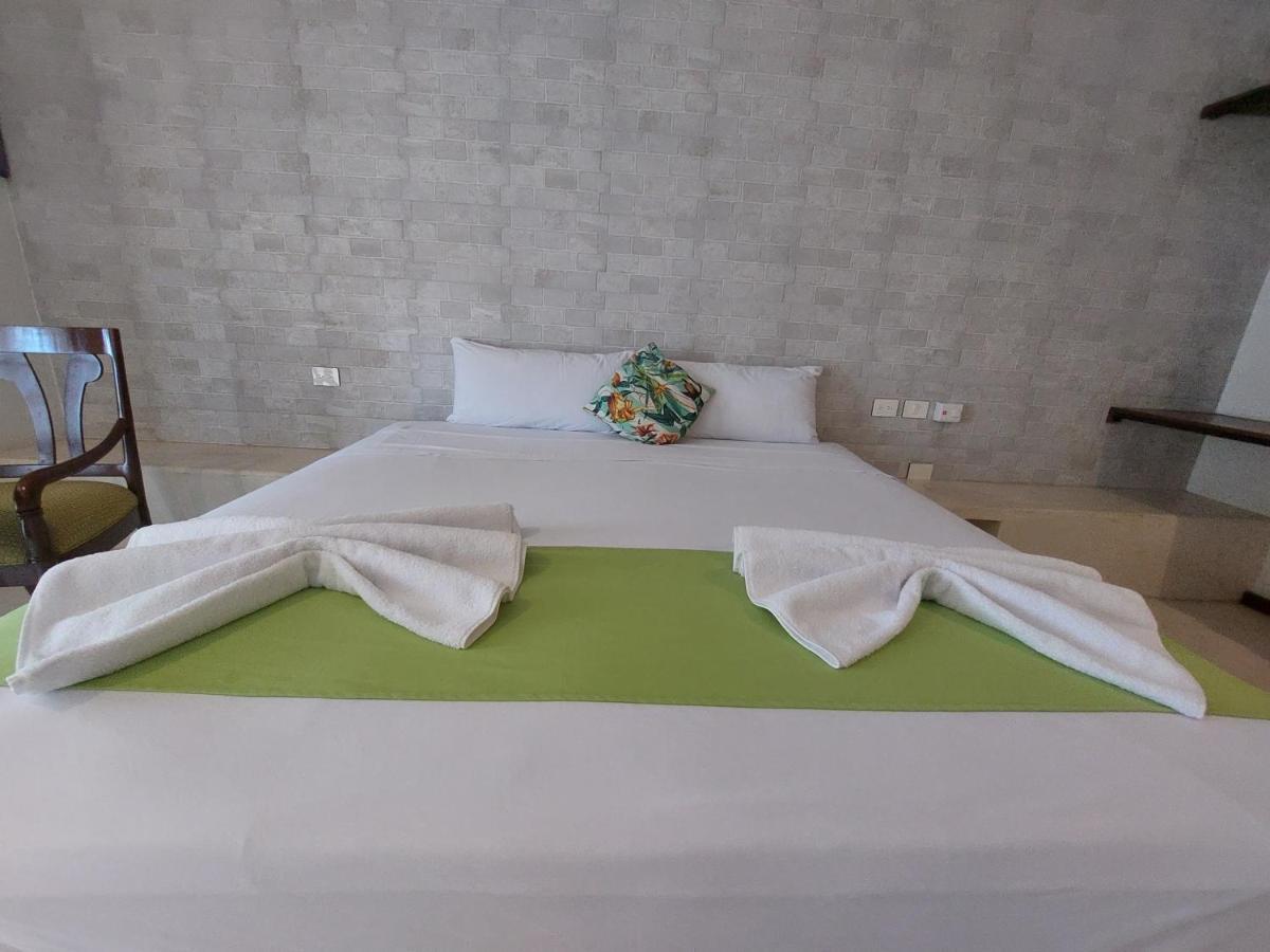 Hotel Mayari Holbox Ngoại thất bức ảnh A bed with a duvet cover