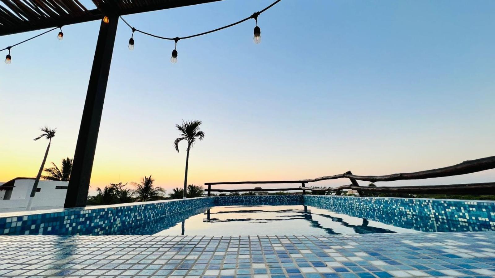 Hotel Mayari Holbox Ngoại thất bức ảnh Rooftop pool at the hotel